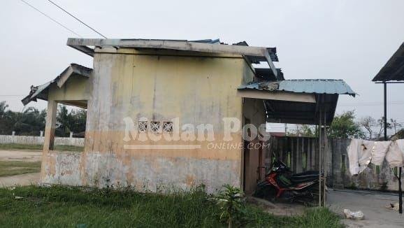 Hujan Turun, Petugas Damkar Medang Deras Tak Nyenyak Tidur Akibat Atap Pos Bocor