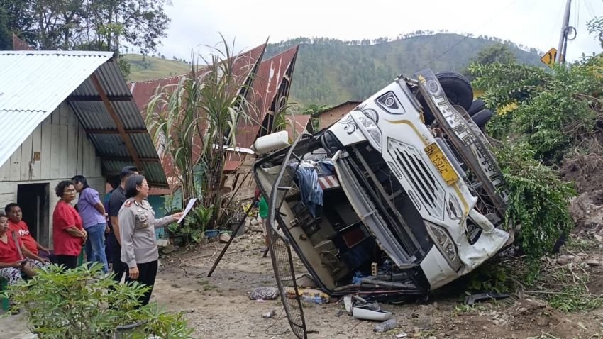 Bus Pariwisata Terbalik di Samosir, Puluhan Penumpang Luka-luka
