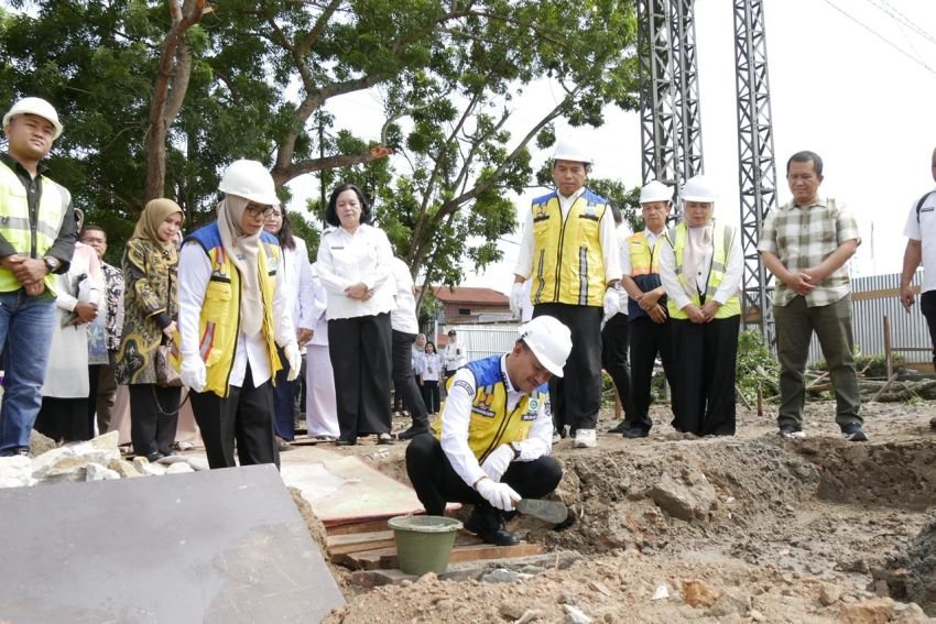 Wali Kota Mahyaruddin Salim Letakan Batu Pertama Pembangunan/Rehabilitasi Gedung RSUD dr Tengku Mansyur Kota Tanjungbalai