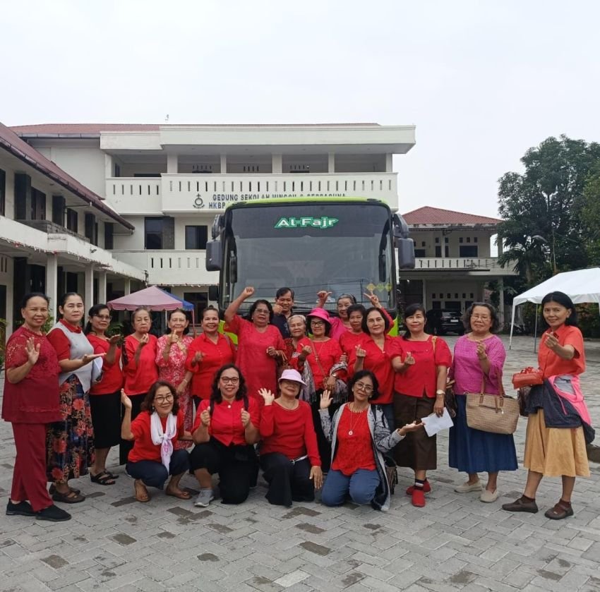 Maruli Siahaan Fasilitasi Rombongan Punguan Ina Rabu HKBP Sei Agul Ke Perkampungan Bibelvrouw Pensiunan Sinaksak