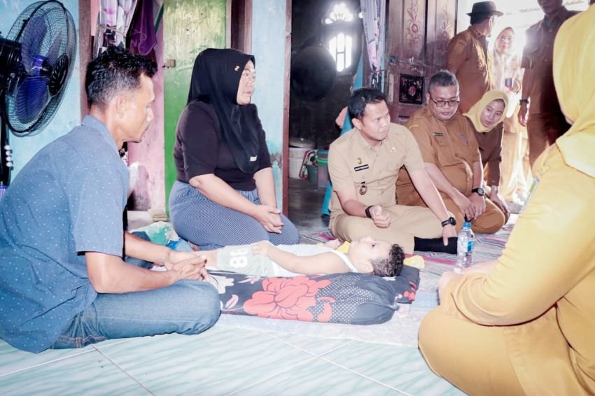 Wabup Sergai Serahkan Kursi Roda untuk Balita di Lubuk Rotan