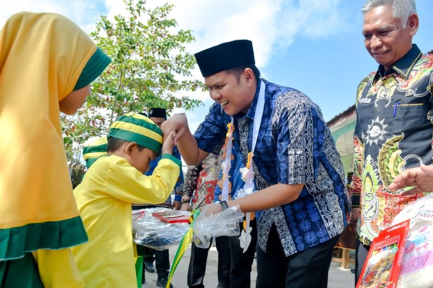 Wabup Sergai Serahkan 1.036 Paket Perlengkapan ke Sekolah Muhammadiyah&nbsp;