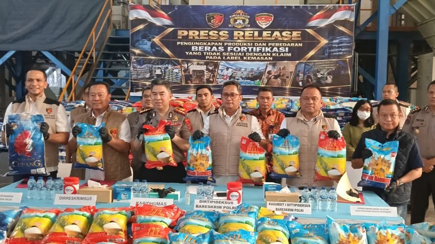 Tim Satgas Pangan Bareskrim Polri dan Polda Sumut Temukan Ribuan Karung Beras Fortifikasi Tak Sesuai Label di PT.UDS,  Sebanyak 2.524 Karung Beras  Di