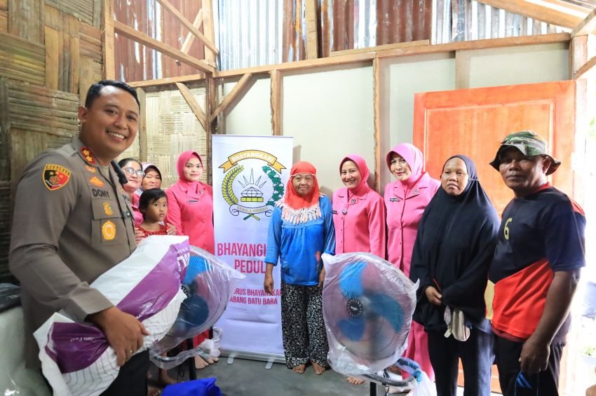 Kapolres Batu Bara Bantu Bangun Kembali Rumah Warga Korban Puting Beliung, Salurkan Peralatan Rumah Tangga dan Sembako