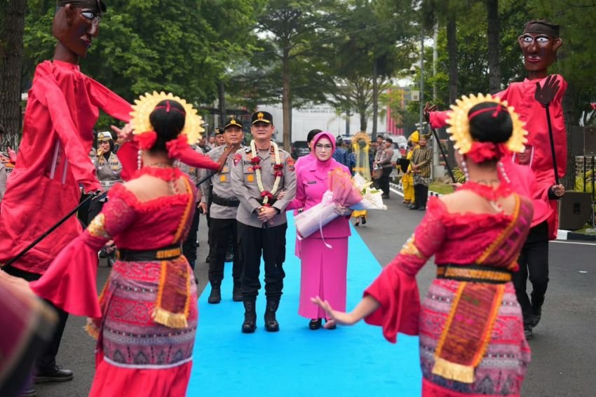 Tiba di Mapoldasu Disambut Ulos dan Tarian Tradisional, Kapolda Irjen Pol Sonny Irawan: Layani dan Jaga Hubungan Baik Dengan Masyarakat