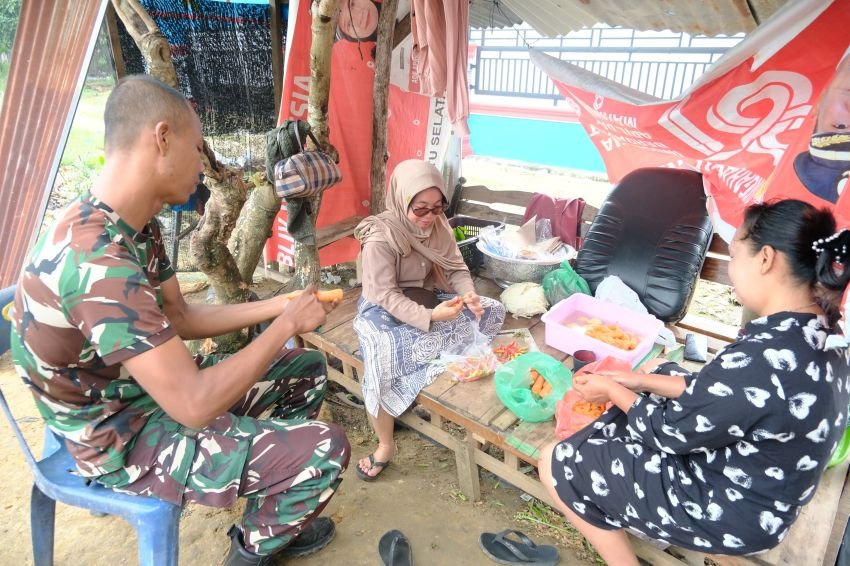Kebersamaan TNI Tetap Marajut Persaudraan Pada Masyarakat Setempat