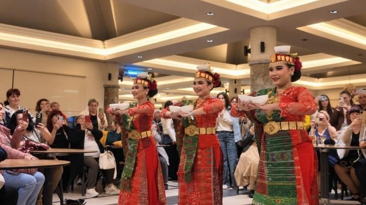 Dari Tapanuli ke Istanbul, Penari Binaan Tambang Emas Martabe  Tampilkan Budaya Indonesia