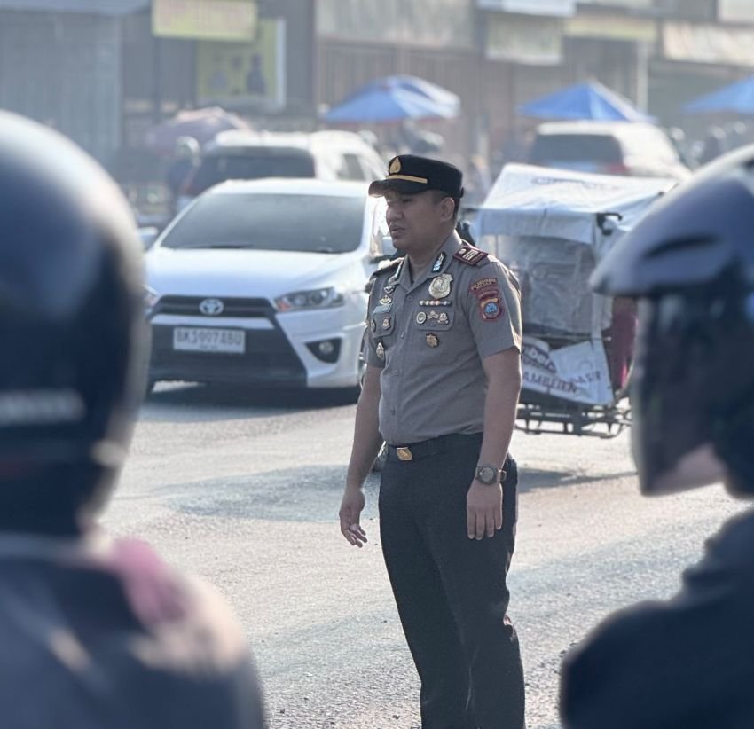 Kapolsek Sunggal AKP M Ainul Yaqin Turun ke Jalan Atur Lalu Lintas di Titik Rawan Macet