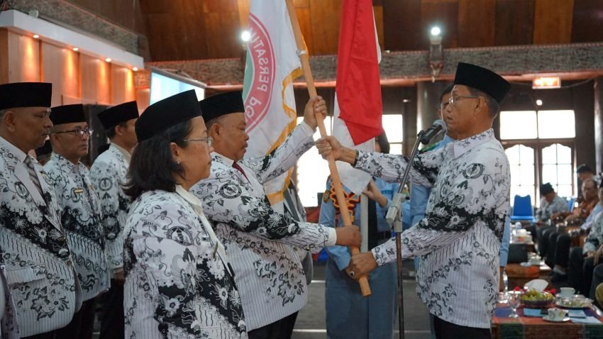 Jadilah Guru Yang Terus Belajar dan Beradaptasi Dengan Perkembangan Zaman
