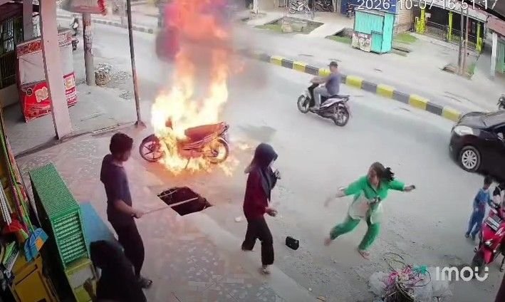 Honda Supra X Ludes Terbakar Diparkiran Toko Peralatan Rumah Tangga di Tanjung Tiram