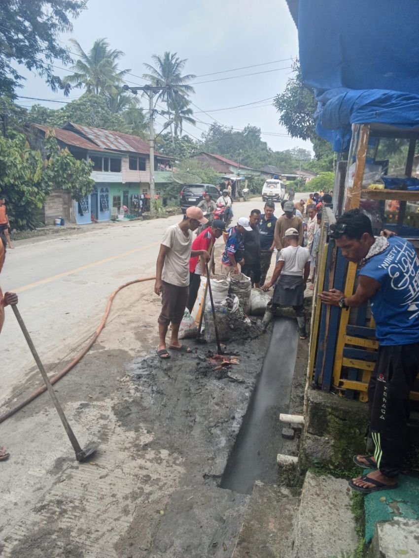Camat Simanindo Kerahkan Mobil Damkar Atasi Drainase Tersumbat di Lumban Bao Sosorbulu