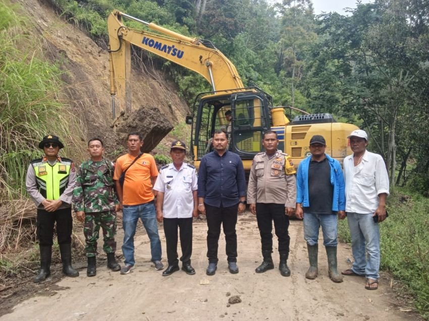 PT Japfa Turunkan Alat Berat, Jalan Sait Borno yang Tertimbun Longsor Mulai Dibersihkan