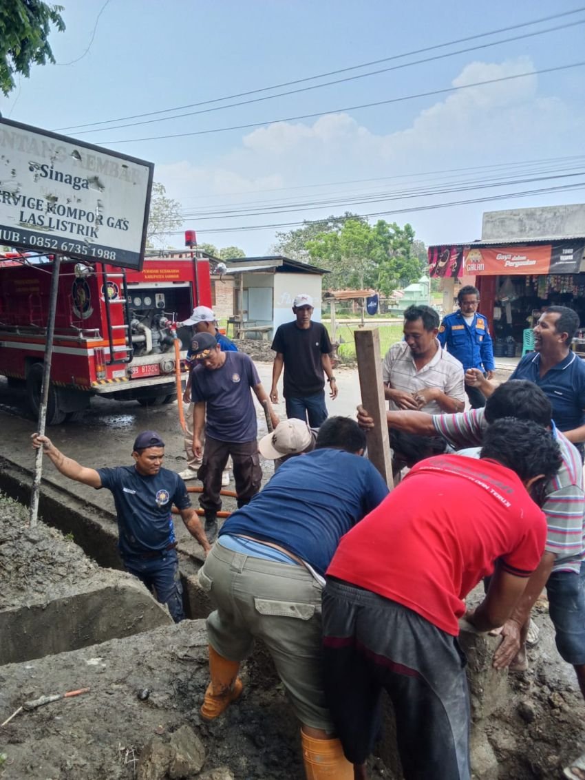 Drainase Tersumbat Gundukan Pasir, Damkar Samosir Turun Bantu Warga Cinta Dame