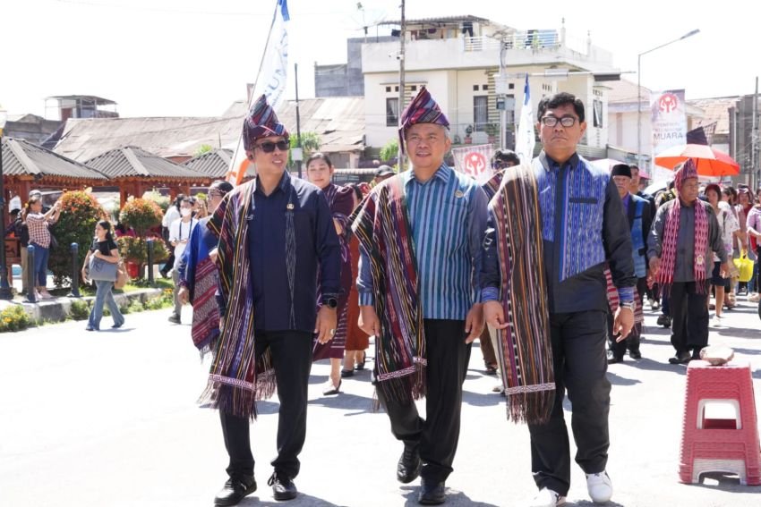 Hari Ulos Nasional Gelar Parade Ulos Simbol Warisan Budaya Batak