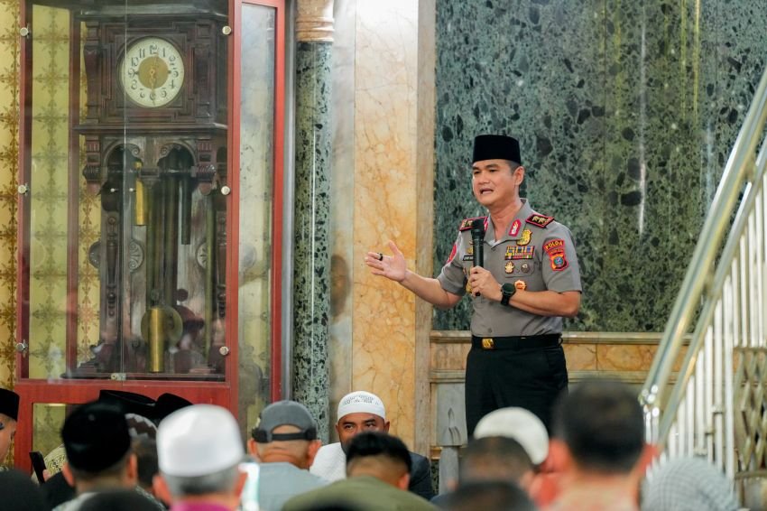 Kapolda Sumut Sholat Jumat Di Masjid Raya Al-Mashun, Ajak Masyarakat Perangi Narkoba dan Jaga Kamtibmas