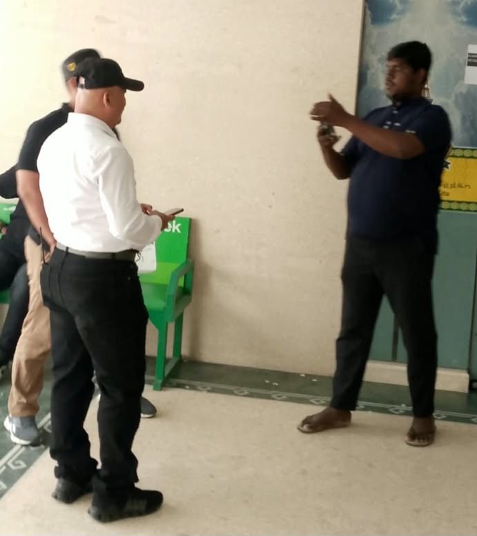 Arogan !! Belasan Oknum Relawan Diduga Bayaran Gembok Kantor BKM Masjid Agung Medan : Staff Tak Boleh Masuk