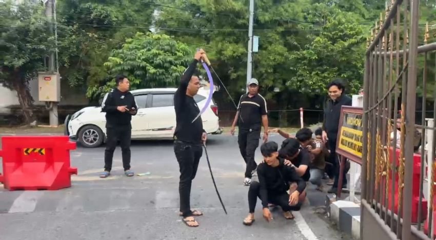 Resmob Polrestabes Medan Ungkap Kasus Geng Motor : 8 Pelaku Diboyong, 4 Sepeda Motor dan 3 Sajam Ditemukan
