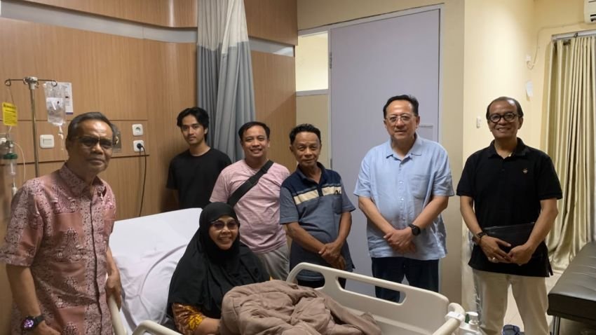 Irman Gusman Jenguk Istri Ketua MUI Sumbar Korban Kebakaran KMP Batumandi di RS Medika Cilegon