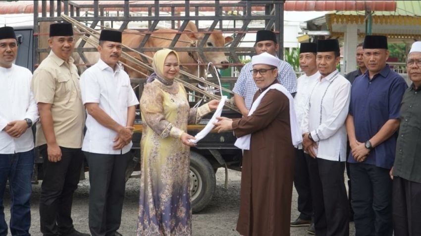 Plt. Bupati Tiorita Serahkan Bantuan Haul ke-103 Syekh Abdul Wahab Rokan Al-Khalidi An-Naqsyabandi  Babussalam
