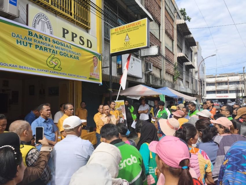 Semarak HUT ke 62 Partai Golkar, Maruli Siahaan Bagi-Bagi Beras Kepada Ratusan Pemulung, Sopir Angkot dan Pengendara Ojol