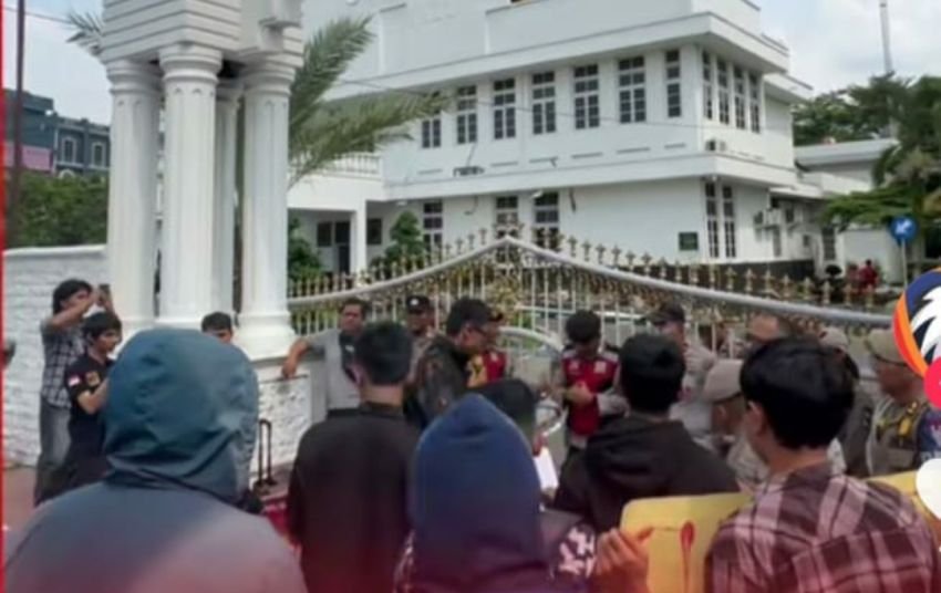 Puluhan Mahasiswa Geruduk Pemko Binjai, Mereka Mendesak APH Mengusut Dugaan Indikasi Suap Proses Tender