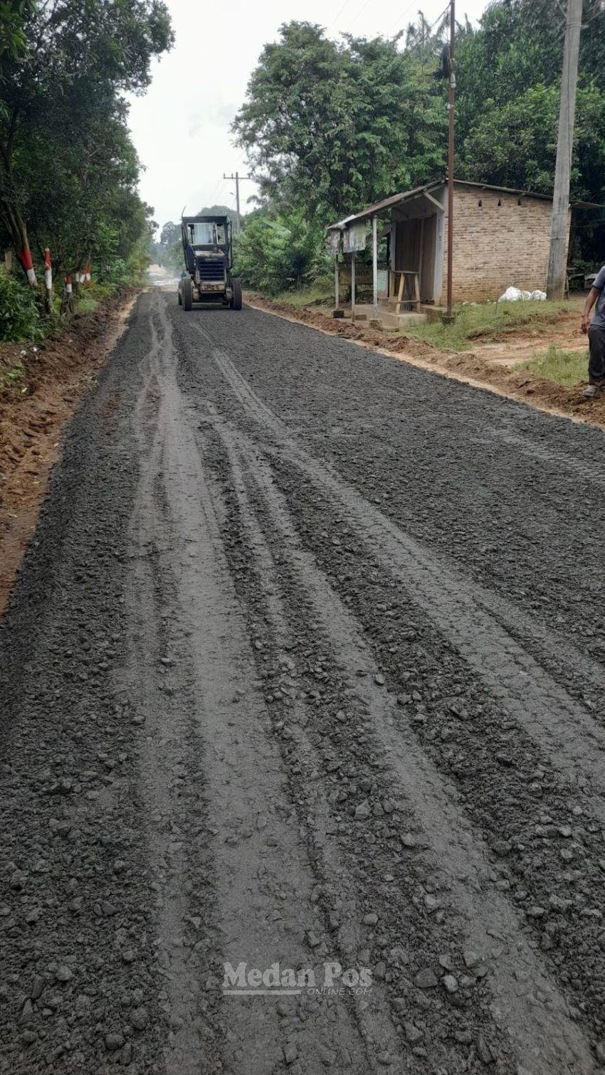 Program TJSL, PTPN IV PalmCo Regional I Kebun Sei Silau Perbaiki Jalan Desa Urung Pane