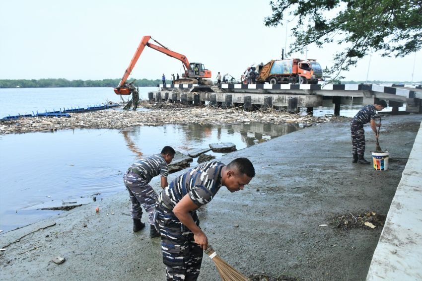 Sambut HUT TNI Ke 81 Dengan Laut Yang Bersih, Kodaeral I Gotong Royong Di Ujung Dermaga