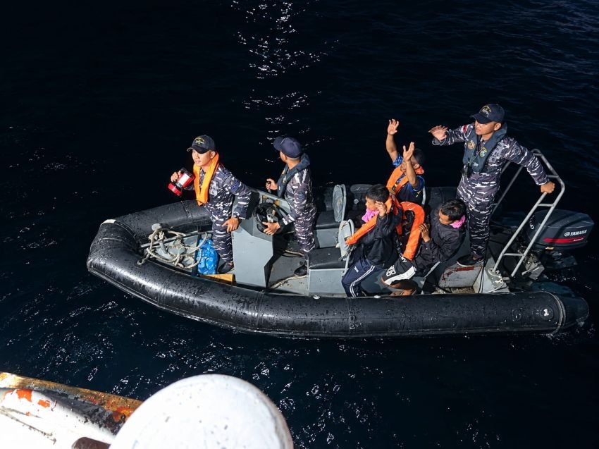 KRI Torani- 860 Selamatkan Tiga Nelayan Terhempas Gelombang