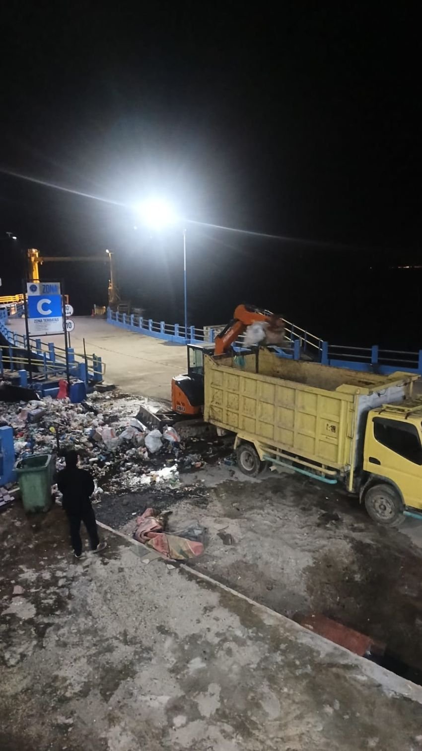 Daripada Menunggu, KSOP Danau Toba Angkut Sampah Pelabuhan Tigaras hingga Larut Malam