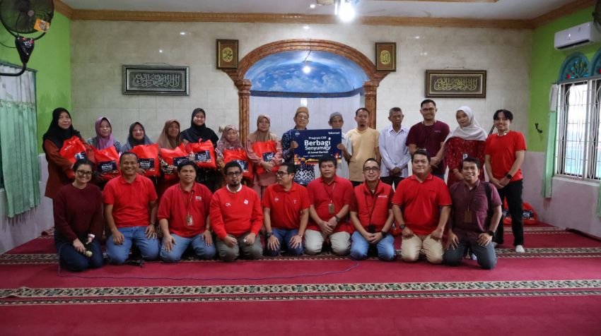Sambungkan Senyuman di Binjai, Telkomsel Berbagi Bantuan Sembako untuk Warga