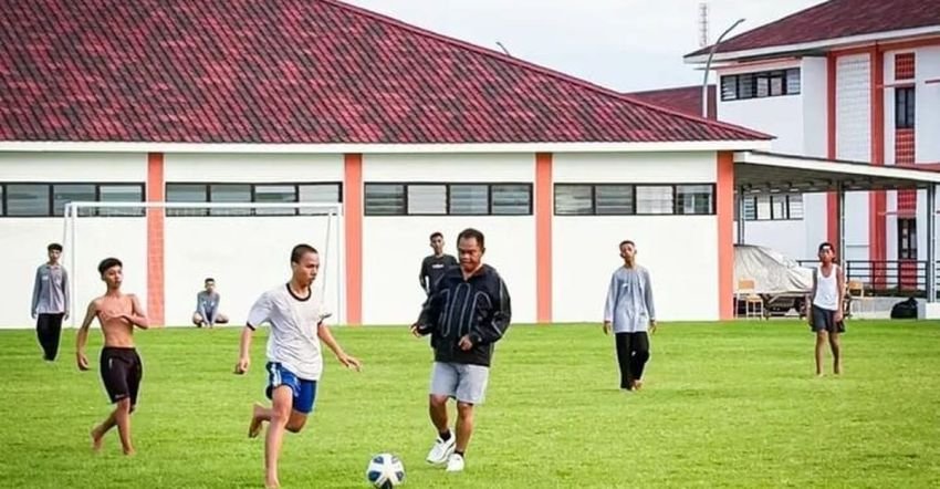 Bupati Sergai Main Bola Bareng Siswa Sekolah Rakyat