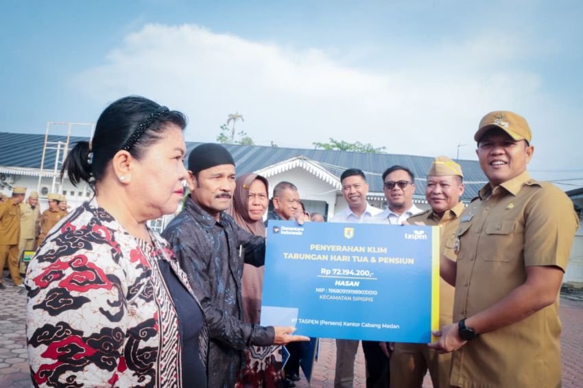 Wabup Sergai Pimpin Apel Sekaligus Serahkan Dana Pensiun bagi PNS Purna Tugas