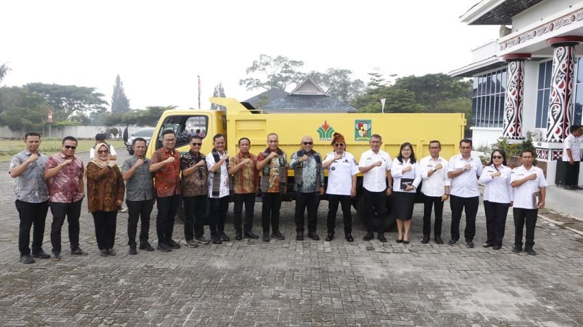 PTPN IV Regional 2 Serahkan Dump Truck untuk Dukung Pengelolaan Sampah di Simalungun