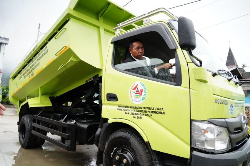 JTP Lepas 2 Unit Operasional Armada Truck Kebersihan Baru