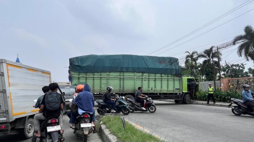 Mau Putar Balik, Truk Tronton Malah Rusak : Melintang Jalan dan Bikin Macet Panjang