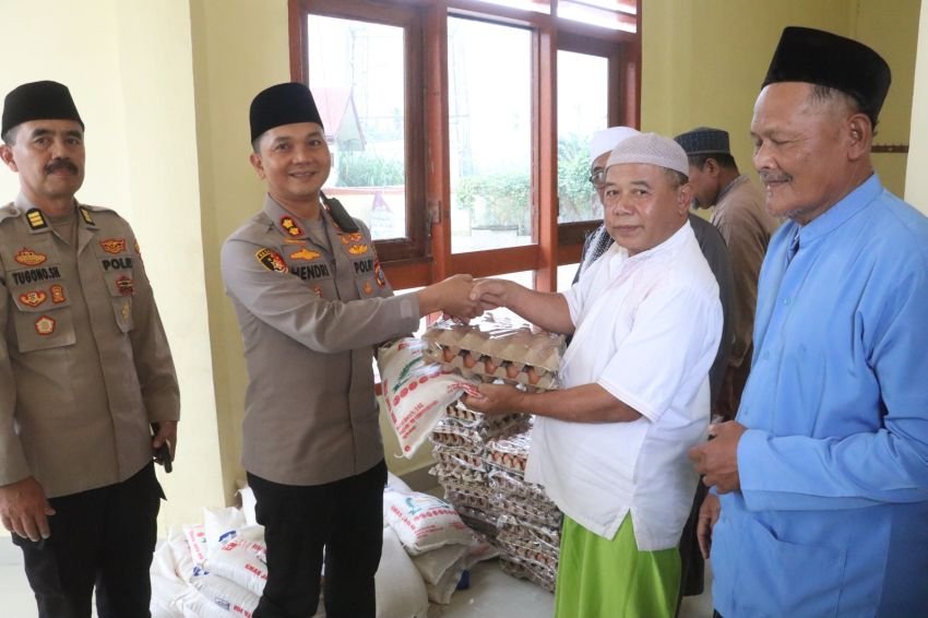 Jumat Keliling di Masjid Ar Rahman, Kapolres Simalungun Serap Aspirasi Warga & Salurkan Bantuan Kepada Kaum Duafa