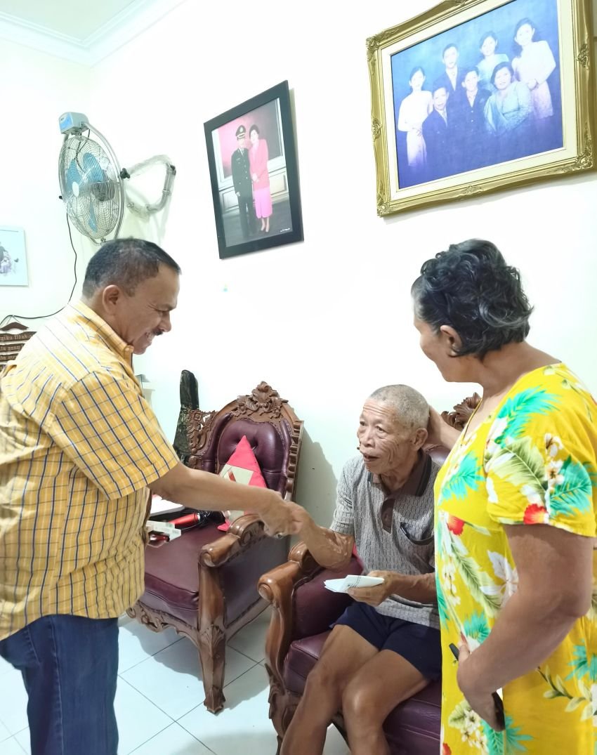 Wujud Kepedulian dan Solidaritas Sesama Purnawirawan Polri, Maruli Siahaan Jenguk Teman Seperjuangan AKBP (P) Miden Situmorang