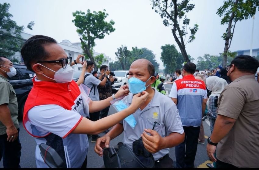 Pertamina Sumbagut Bagikan 2.200 Masker, Dukung Kesehatan Masyarakat di Tengah Kabut Asap Medan