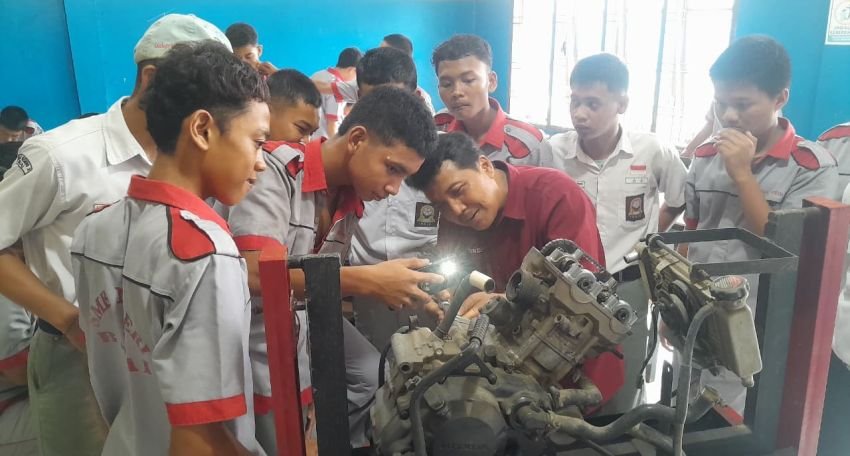 Penuh Antusias, Siswa SMKN 2 Binjai Dalami Teknologi Mesin Motor Honda