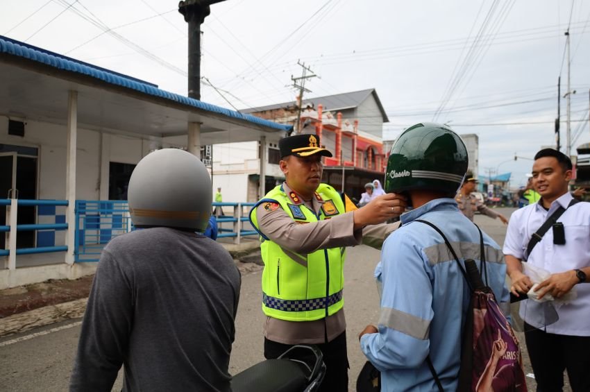 Strong Point Polisi Hadir Ditengah Masyarakat , Kapolres Batu Bara  Bagikan Helm Gratis kepada Pengendara